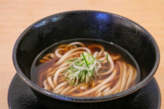 ←黒川温泉の朝食・ランチはこちら

【ランチ時間】11時～16時

予祝の”米粉のおうどん”

米粉麺は、お米本来の風味と瑞々しいモチモチ感が特徴です。

モチモチの麺にからめるうどんつゆは、 かつお節・さば節・いわし煮干しに、昆布、 追いイリコで丁寧に出汁をひきました。合わせには天然醸造丸大豆醤油を使用し、 優しい味わいになっております。

秋になり朝夕が肌寒くなってきました。身体を温める 「里山の食」 をぜひお召し上がりくださいませ。

●米粉のおうどん「あか牛」
熊本名物のあか牛をコクと旨味をひきだす醬油麹で美味しく炊き上げました。

●米粉のおうどん「あげ」
希少大豆 ・ すずかれんを使用しており、 風味豊かでジューシーな味わいです。

●米粉のおうどん 「梅」
地元の漬け物名人お手製の梅干し。 出汁との相性も抜群で、さっぱりとお召し上がりいただけます。

●米粉のおうどん「素」
出汁とネギだけのシンプルなおうどんです。 米粉麺のお米本来の風味をお楽しみください。

●米粉のおうどん 「かつお節」
かつお節 (血合い抜き) を具に、 お好みのタイミングで揚げごぼうを入れてお召し上がりください。

麺の茹で時間に10分ほどお時間いただきます。 窓に広がる温泉街の景観を眺めながらできあがりをお待ちください。

▼御客屋姉妹店 「予祝」 毎週金土日営業。朝食は予約制、昼は11時～16時 @yosyuku_okyakuya

▼江戸中期、肥後細川藩御用宿として創業した半農半宿の宿「御客屋」 @okyakuya_ryokan

▼御客屋姉妹店「わろく屋」
毎週月～水、土日営業 土日月曜は11時～16時
火水曜は11時～15時/17時半～20時
@warokuya
 #黒川温泉 #わろく屋 #御客屋 #予祝 #半農半宿 #南小国町 #阿蘇 #阿蘇ランチ #黒川温泉ランチ  #自家菜園  #aso #kurokawaonsen #ryokan #okyakuya #yosyuku