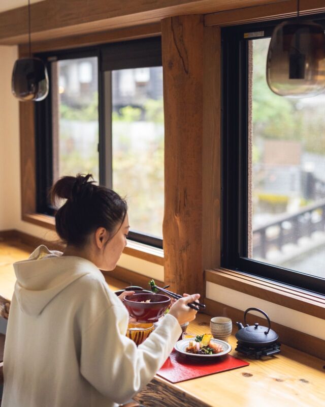 ←黒川温泉の朝食、昼食はこちら

立冬〜山茶始開（つばき はじめてひらく）〜

季節は「立冬」になりました。暦の上では冬にのはじまりをつげています。”山茶始開”という言葉のとおり、落ち葉の景色に紅色のサザンカの美しさが際立って見えます。

予祝は、黒川温泉街の「わろく屋」の２階にあります。
カウンター席の窓は開放的で、温泉街のようすを眺めることができますので、景観をながめながらゆっくりとお食事をお楽しみください。

▼江戸中期、肥後細川藩御用宿として創業した半農半宿の宿「御客屋」 @okyakuya_ryokan

▼御客屋姉妹店 「予祝」 毎週金土日営業。朝食は予約制、昼は11時～16時 @yosyuku_okyakuya

▼御客屋姉妹店「わろく屋」
毎週月～水、土日営業 土日月曜は11時～16時
火水曜は11時～15時/17時半～20時
@warokuya
 #黒川温泉 #わろく屋 #御客屋 #予祝 #半農半宿 #南小国町 #阿蘇 #阿蘇ランチ #黒川温泉ランチ  #自家菜園  #aso #kurokawaonsen #ryokan #okyakuya #yosyuku