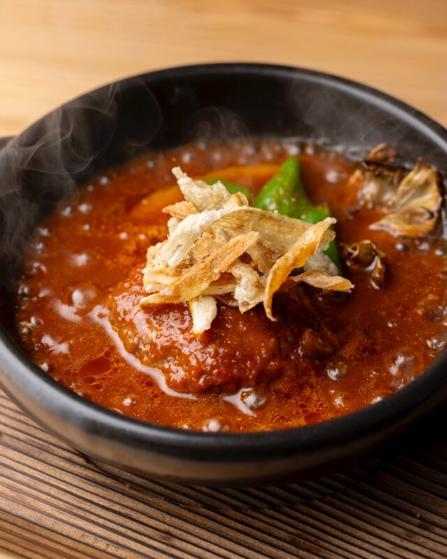 10食限定の人気メニュー

”里山あか牛ハンバーグ御膳”
御客屋でも人気の特製あか牛ハンバーグのトマトソース煮込みと、土鍋ご飯がたまらない美食御膳。季節のお野菜も添えて、阿蘇里山の食を堪能いただけます。

Kumamoto Beef Hamburg Steak Set
The Kumamoto beef hamburger steak that very famous in our hotel [Okyakuya Ryokan] is stewed with tomato.
The local rice [Akigeshiki] is cooked by clay pot.This cooking style is the best way to cook delicious rice All vegetable is from local.
We hope you will feel Kurokawa and Kumamoto from our dish.

▼江戸中期、肥後細川藩御用宿として創業した半農半宿の宿「御客屋」
@okyakuya_ryokan

▼御客屋姉妹店 あか牛ハンバーグ、米粉うどん「予祝」
11時～16時
@yosyuku_okyakuya

▼御客屋姉妹店 あか牛料理とカレー「わろく屋」
毎週月～水、土日営業 11時～16時
@warokuya
 #黒川温泉 #わろく屋 #御客屋 #予祝 #半農半宿  
 #kurokawaonsen #okyakuya #yosyuku #warokuya