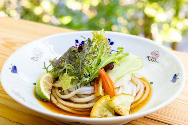 【米粉のおうどん夏メニュー】

米粉のおうどんの夏メニューを販売中です。厳しい暑さで食欲の落ちるなかでも、するっと食べやすい冷たいおうどんです。3種類からお好みの味をお選びください。

・やさいのおうどん
阿蘇黒川の恵みたっぷり、自家農園や地元農家さんの季節のお野菜がいろどりを添えます。滋味あふれる里山の旬をお召し上がりください。

・さっぱりおうどん
大根おろし、梅、青紫蘇、かつお節、椎茸の佃煮の相性は抜群。風味豊かで優しい味わいの出汁とあわせてさっぱりとお召し上がりください。

・冷やしのおうどん
米粉麺のお米本来の風味と瑞々しいモチ感をストレートに味わえる一品です。追加の具のご用意もありますのでお好みの味でお召し上がりください。

今週から生ビール（アサヒ・マルエフ）がメニューに追加されました。温泉めぐりの合間にぜひどうぞ。

▼「御客屋」 江戸中期、肥後細川藩御用宿として創業した半農半宿の宿
@okyakuya_ryokan

▼御客屋姉妹店「予祝」 豊作の念にご縁を結う食を通じた日本の暮らし飲食店
11時～16時
@yosyuku_okyakuya

▼御客屋姉妹店 「わろく屋」 地元ブランド〈あか牛〉で繋ぐカフェレストラン
毎週月～水、土日営業 11時～16時
@warokuya

#黒川温泉 #わろく屋 #御客屋 #予祝 #半農半宿  #里山料理人 #kurokawaonsen
